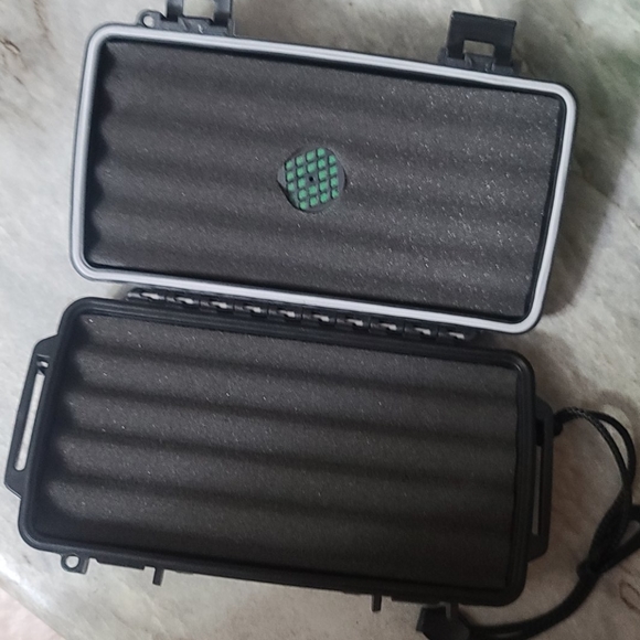 Waterproof Humidor - Picture 3 of 7